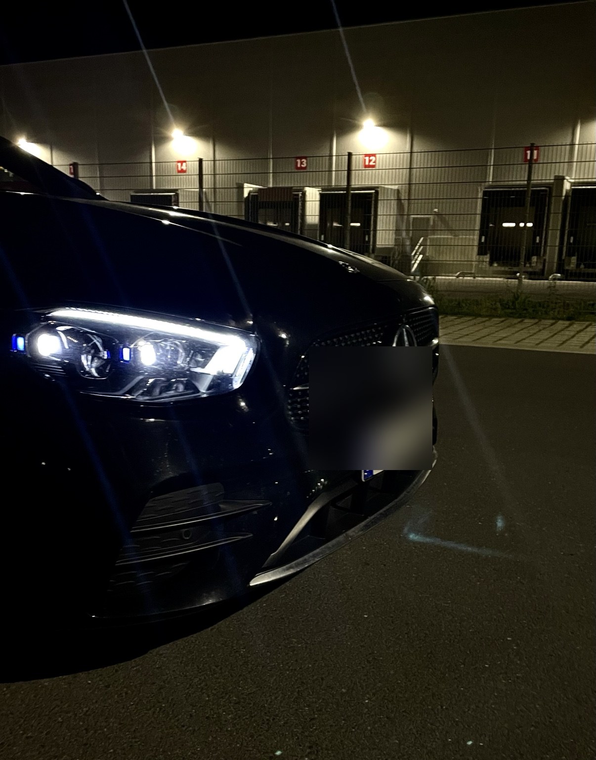 Mercedes E-Klasse bei Nacht, Kennzeichen unkenntlich gemacht